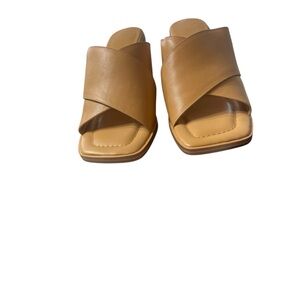 🆕 NIB Marc Fisher light Tan Women's Slide Sandals
Size 8